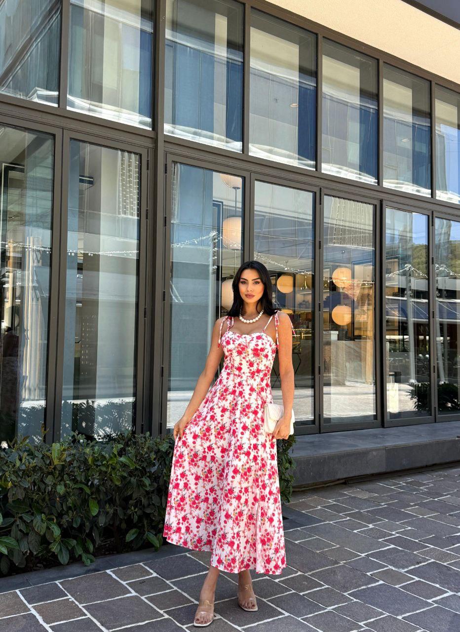 Kırmızı Çiçekli Elbise